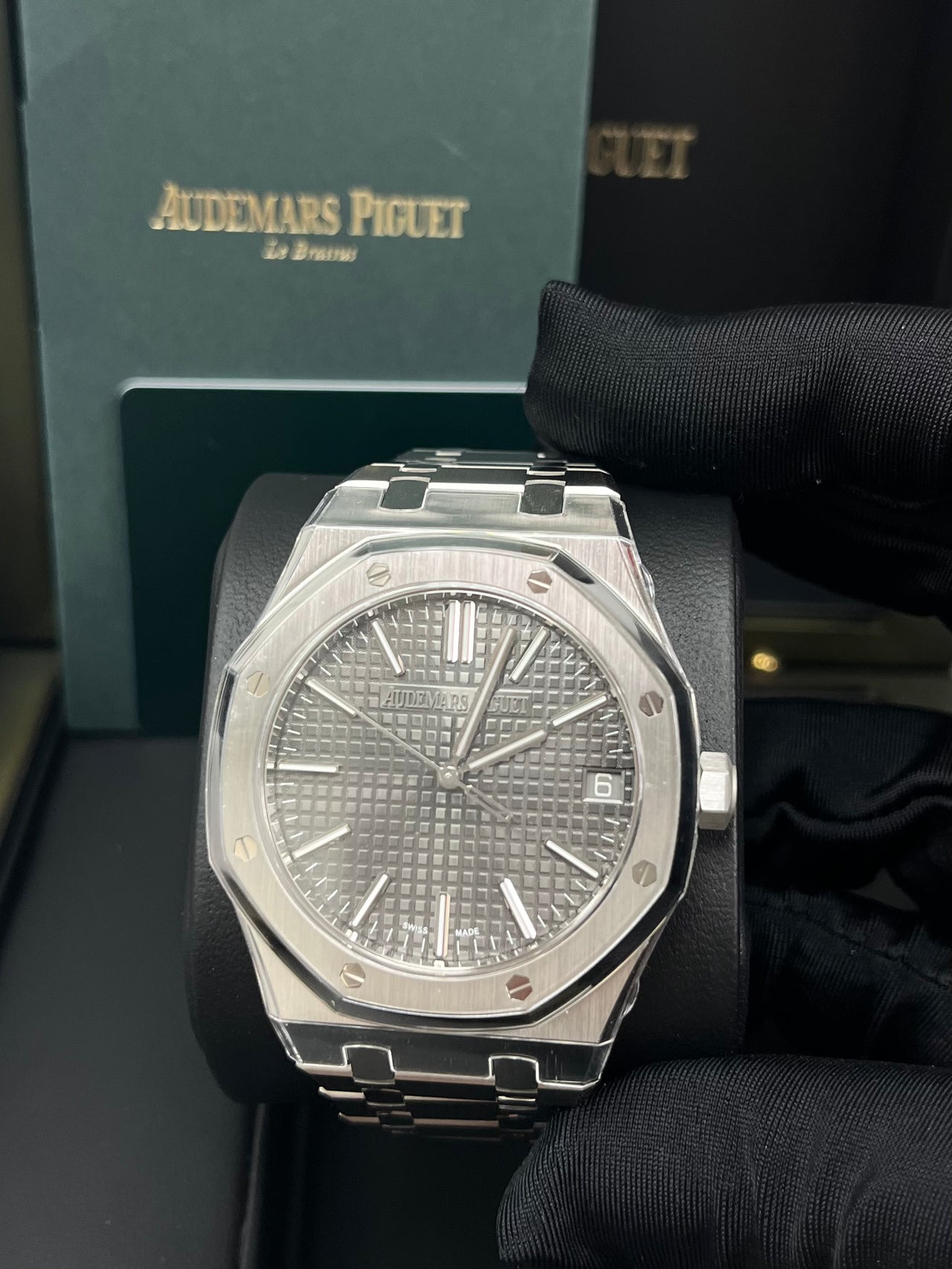 Audemars Piguet Royal Oak Grey Dial: A Timeless Luxury Watch for Collectors