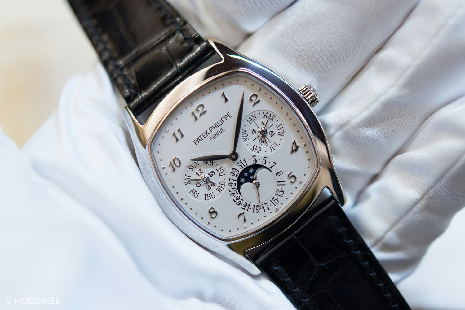 Explore Patek Philippe 5940: An Elegant Automatic Perpetual Calendar Timepiece