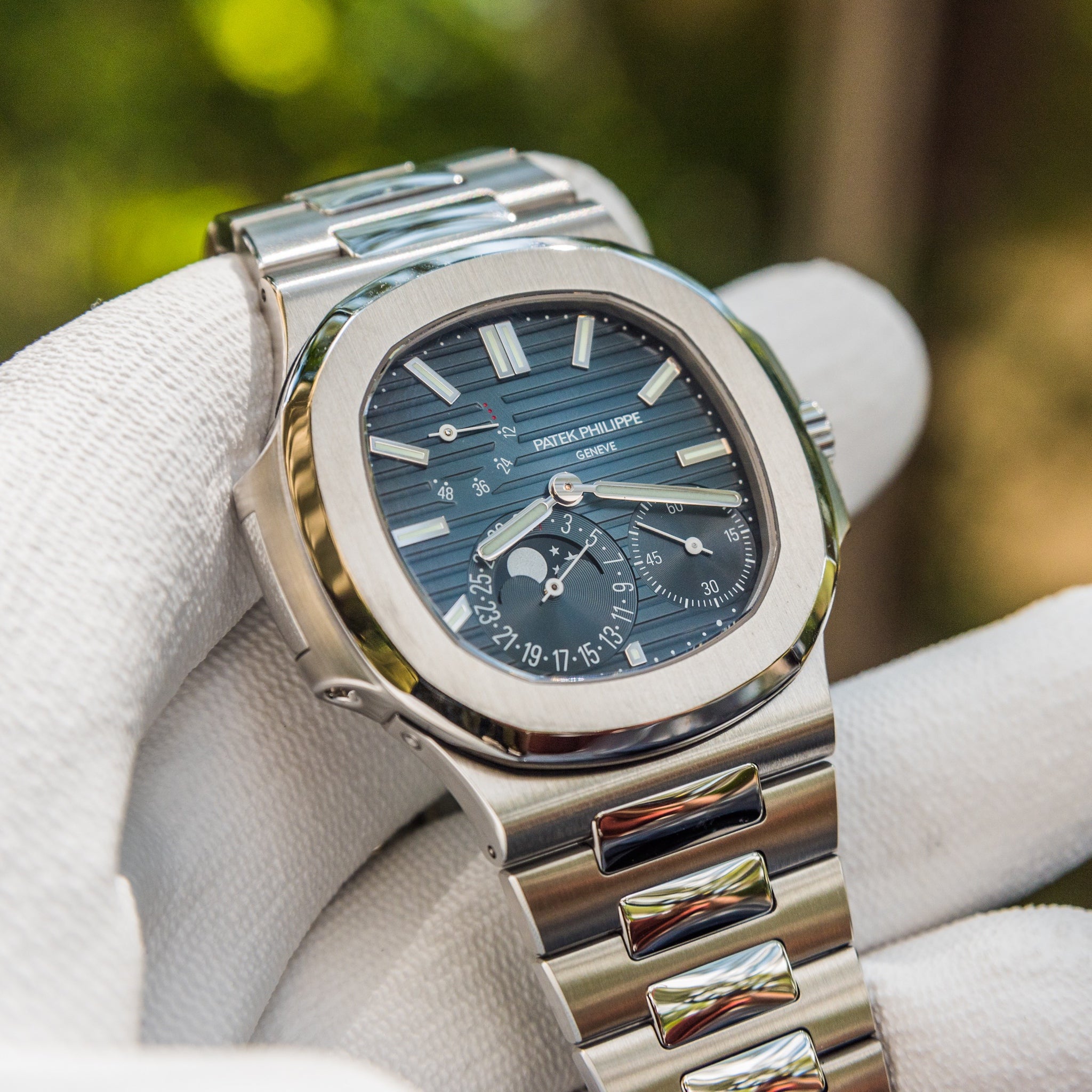 Patek Philippe 5712/1A Review: A Timeless Nautilus with Exclusive Features