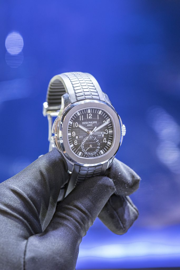 Patek Philippe Aquanaut Travel Time Blue: A Luxury Watch for Discerning Collectors