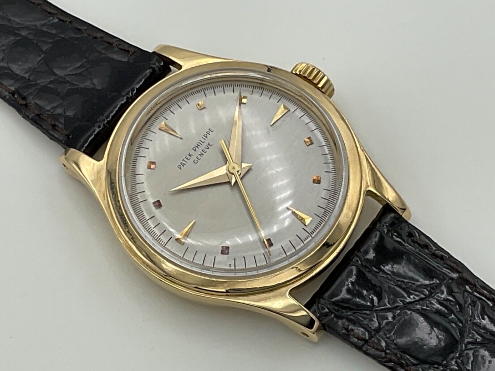 Explore the Patek Philippe 2508 Calatrava: Vintage Elegance Redefined